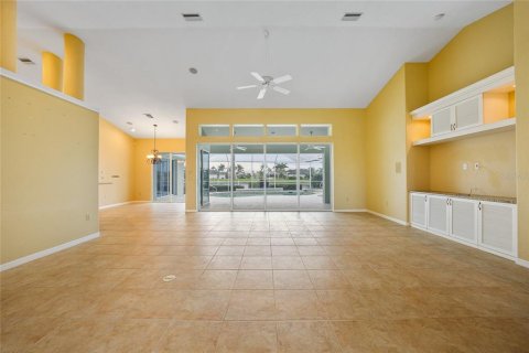House in Punta Gorda, Florida 3 bedrooms, 242.01 sq.m. № 1910895 - photo 4