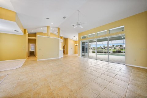 House in Punta Gorda, Florida 3 bedrooms, 242.01 sq.m. № 1910895 - photo 11