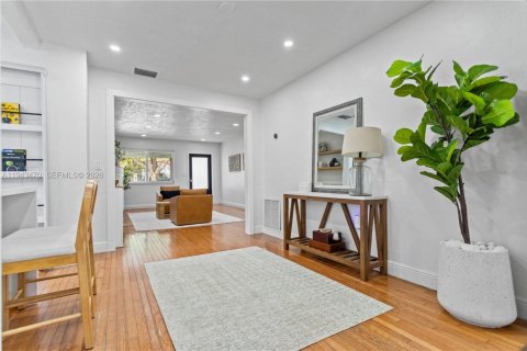Casa en venta en Miami, Florida, 4 dormitorios, 194.91 m2 № 2000494 - foto 4