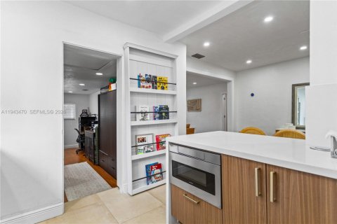 Casa en venta en Miami, Florida, 4 dormitorios, 194.91 m2 № 2000494 - foto 6