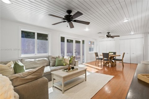 Casa en venta en Miami, Florida, 4 dormitorios, 194.91 m2 № 2000494 - foto 15