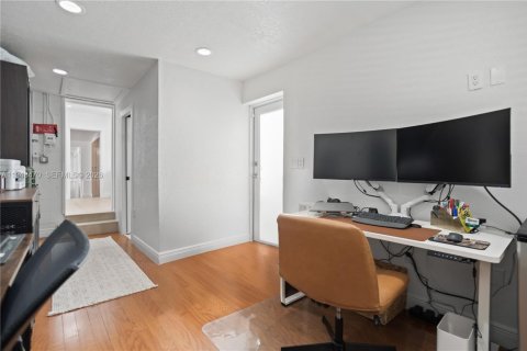 Casa en venta en Miami, Florida, 4 dormitorios, 194.91 m2 № 2000494 - foto 20