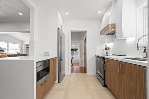 Casa en venta en Miami, Florida, 4 dormitorios, 194.91 m2 № 2000494 - foto 8