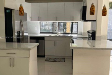 Condominio en alquiler en Sunny Isles Beach, Florida, 1 dormitorio, 71.26 m2 № 1986589 - foto 1