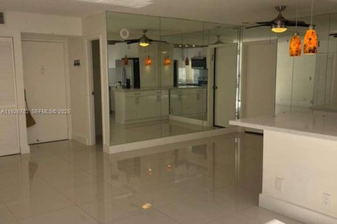 Condominio en alquiler en Sunny Isles Beach, Florida, 1 dormitorio, 71.26 m2 № 1986589 - foto 8