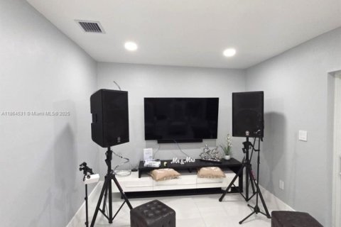 House in Hialeah, Florida 2 bedrooms, 118.26 sq.m. № 1892682 - photo 11