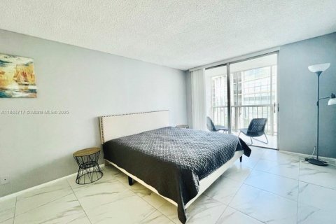 Condominio en venta en Hallandale Beach, Florida, 1 dormitorio, 76.18 m2 № 1978532 - foto 10