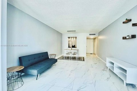 Condominio en venta en Hallandale Beach, Florida, 1 dormitorio, 76.18 m2 № 1978532 - foto 3