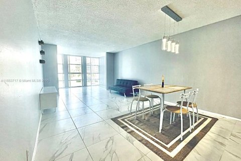 Condominio en venta en Hallandale Beach, Florida, 1 dormitorio, 76.18 m2 № 1978532 - foto 7