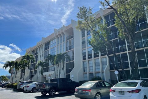 Condominio en venta en Hallandale Beach, Florida, 1 dormitorio, 76.18 m2 № 1978532 - foto 1