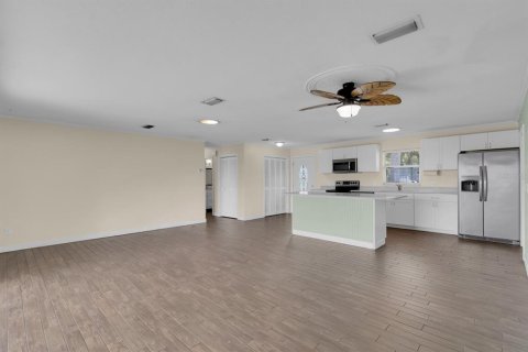 House in Edgewater, Florida 2 bedrooms, 113.53 sq.m. № 1751709 - photo 8