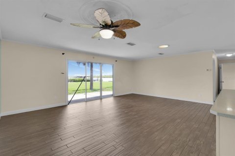 House in Edgewater, Florida 2 bedrooms, 113.53 sq.m. № 1751709 - photo 5