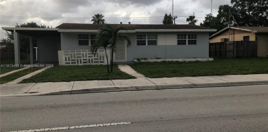 Дом в Майами-Гарденс, Флорида 3 спальни, 102.84м2 № 1971942