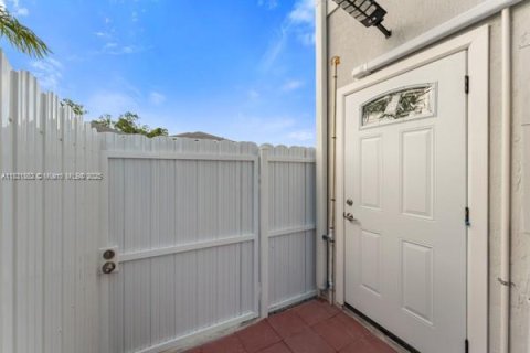 Immobilier commercial à louer à Homestead, Floride: 1 chambre, 236.34 m2 № 1818410 - photo 1