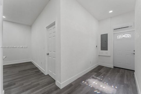 Immobilier commercial à louer à Homestead, Floride: 1 chambre, 236.34 m2 № 1818410 - photo 2