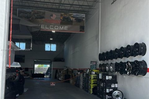 Commercial property in Hallandale Beach, Florida № 2031493 - photo 2