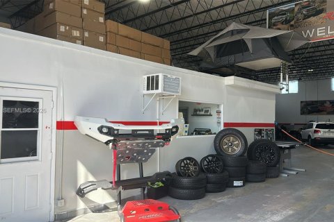 Commercial property in Hallandale Beach, Florida № 2031493