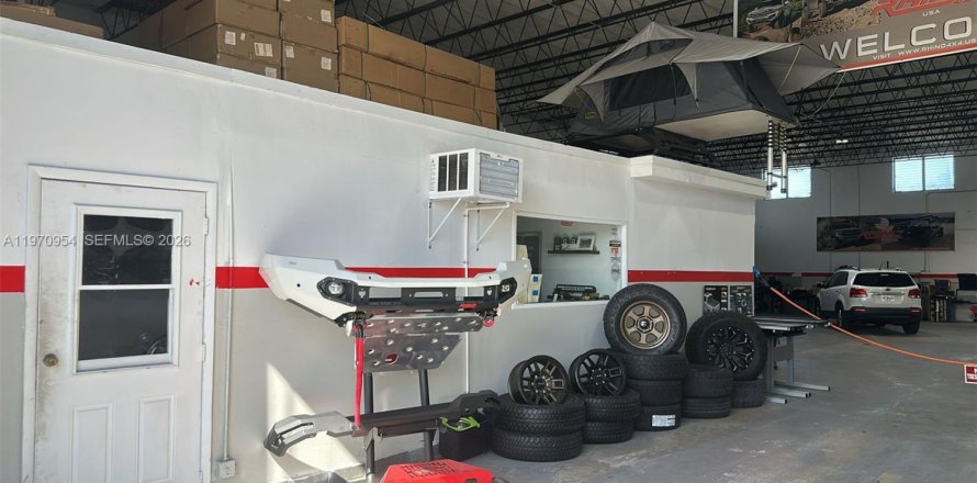 Commercial property in Hallandale Beach, Florida № 2031493