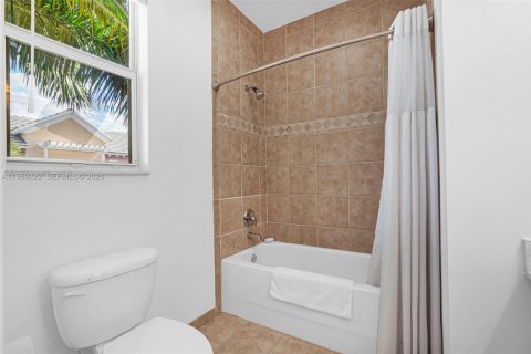 Touwnhouse à vendre à Lighthouse Point, Floride: 3 chambres, 172.24 m2 № 2017913 - photo 15