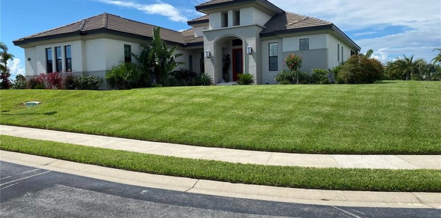 House in Lake Alfred, Florida 3 bedrooms, 224.36 sq.m. № 2195537