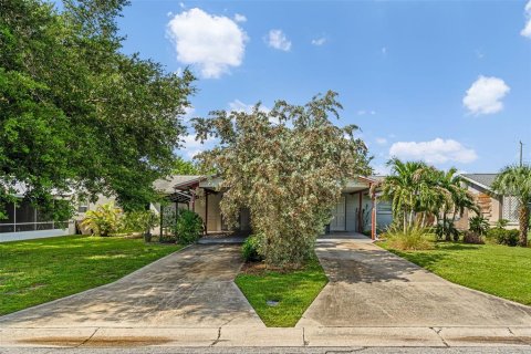 Commercial property in Bradenton, Florida 4 bedrooms, 140.47 sq.m. № 2360407