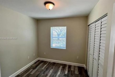 Villa ou maison à louer à Fort Lauderdale, Floride: 3 chambres, 90.86 m2 № 1927164 - photo 4