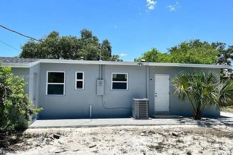 Villa ou maison à louer à Fort Lauderdale, Floride: 3 chambres, 90.86 m2 № 1927164 - photo 1