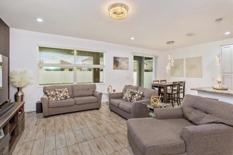 House in Davenport, Florida 4 bedrooms, 230.86 sq.m. № 2151781 - photo 15