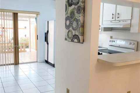 Copropriété à louer à Miami, Floride: 2 chambres, 91.97 m2 № 1983847 - photo 5