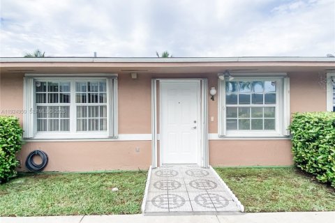 Copropriété à louer à Miami, Floride: 2 chambres, 91.97 m2 № 1983847 - photo 1