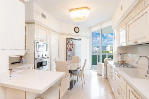Condo in Sunny Isles Beach, Florida, 3 bedrooms  № 2014753 - photo 11