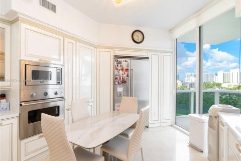 Condo in Sunny Isles Beach, Florida, 3 bedrooms  № 2014753 - photo 12