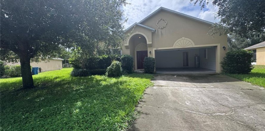 House in Lake Wales, Florida 3 bedrooms, 151.8 sq.m. № 2378100