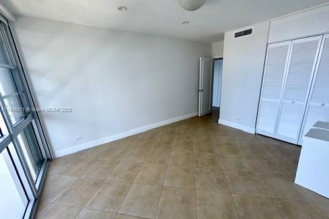 Condominio en alquiler en Miami, Florida, 3 dormitorios, 158.21 m2 № 1852178 - foto 25