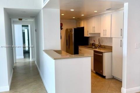Condominio en alquiler en Miami, Florida, 3 dormitorios, 158.21 m2 № 1852178 - foto 9