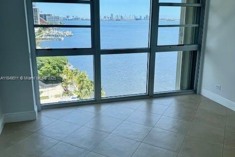 Condominio en alquiler en Miami, Florida, 3 dormitorios, 158.21 m2 № 1852178 - foto 24