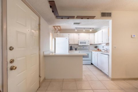Condo in Plantation, Florida, 2 bedrooms  № 2245608 - photo 17