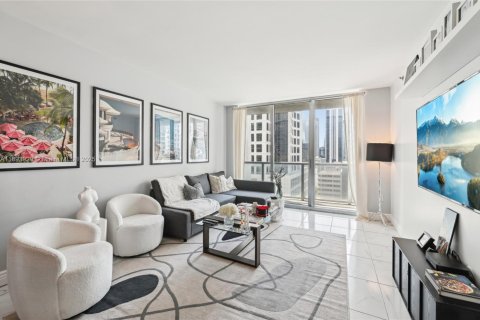 Condo in Miami, Florida, 1 bedroom  № 1946600 - photo 1