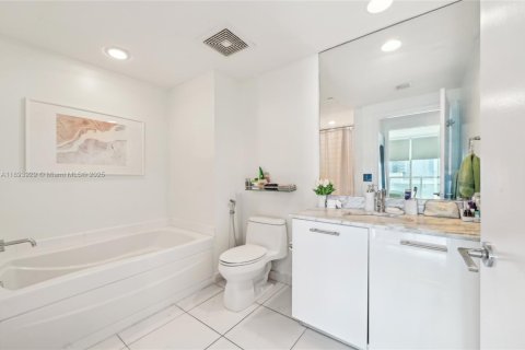 Condo in Miami, Florida, 1 bedroom  № 1946600 - photo 11