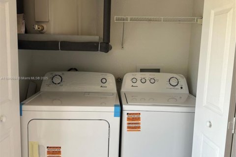 Villa ou maison à louer à Doral, Floride: 3 chambres, 119.84 m2 № 1939889 - photo 5