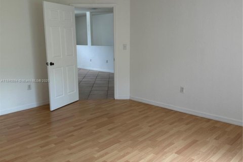 Villa ou maison à louer à Doral, Floride: 3 chambres, 119.84 m2 № 1939889 - photo 9