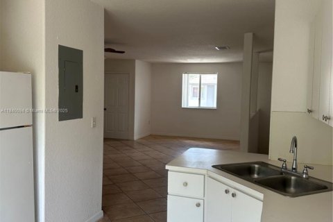 Villa ou maison à louer à Doral, Floride: 3 chambres, 119.84 m2 № 1939889 - photo 4