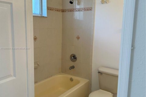 Villa ou maison à louer à Doral, Floride: 3 chambres, 119.84 m2 № 1939889 - photo 12