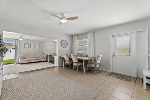 Villa ou maison à vendre à North Port, Floride: 2 chambres, 104.42 m2 № 2323984 - photo 8