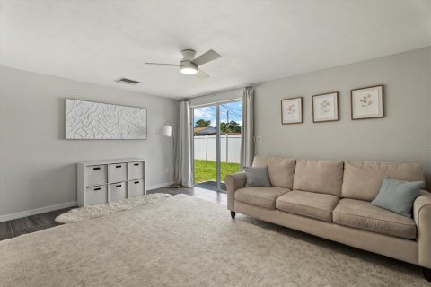 Villa ou maison à vendre à North Port, Floride: 2 chambres, 104.42 m2 № 2323984 - photo 6