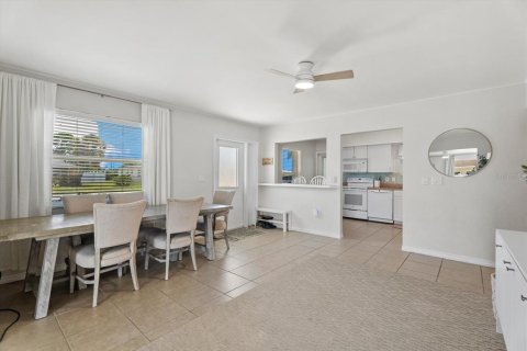 Villa ou maison à vendre à North Port, Floride: 2 chambres, 104.42 m2 № 2323984 - photo 5