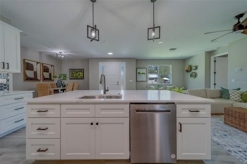 House in Largo, Florida 3 bedrooms, 170.2 sq.m. № 1787498 - photo 9