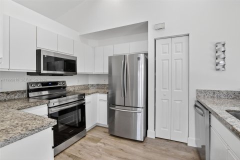 House in Weston, Florida 3 bedrooms, 143.26 sq.m. № 2059657 - photo 11