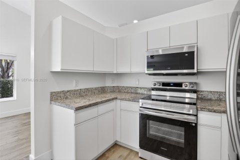 House in Weston, Florida 3 bedrooms, 143.26 sq.m. № 2059657 - photo 10