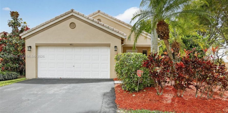 House in Weston, Florida 3 bedrooms, 143.26 sq.m. № 2059657